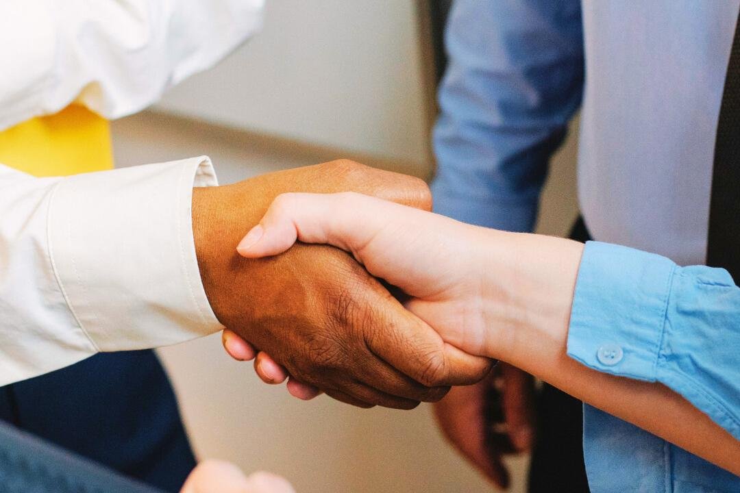 Handshake between partners